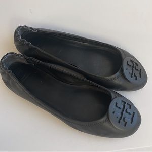Tory Burch Minnie Black Leather Ballet Flats Travel Slip-ones Logo Medallion 10